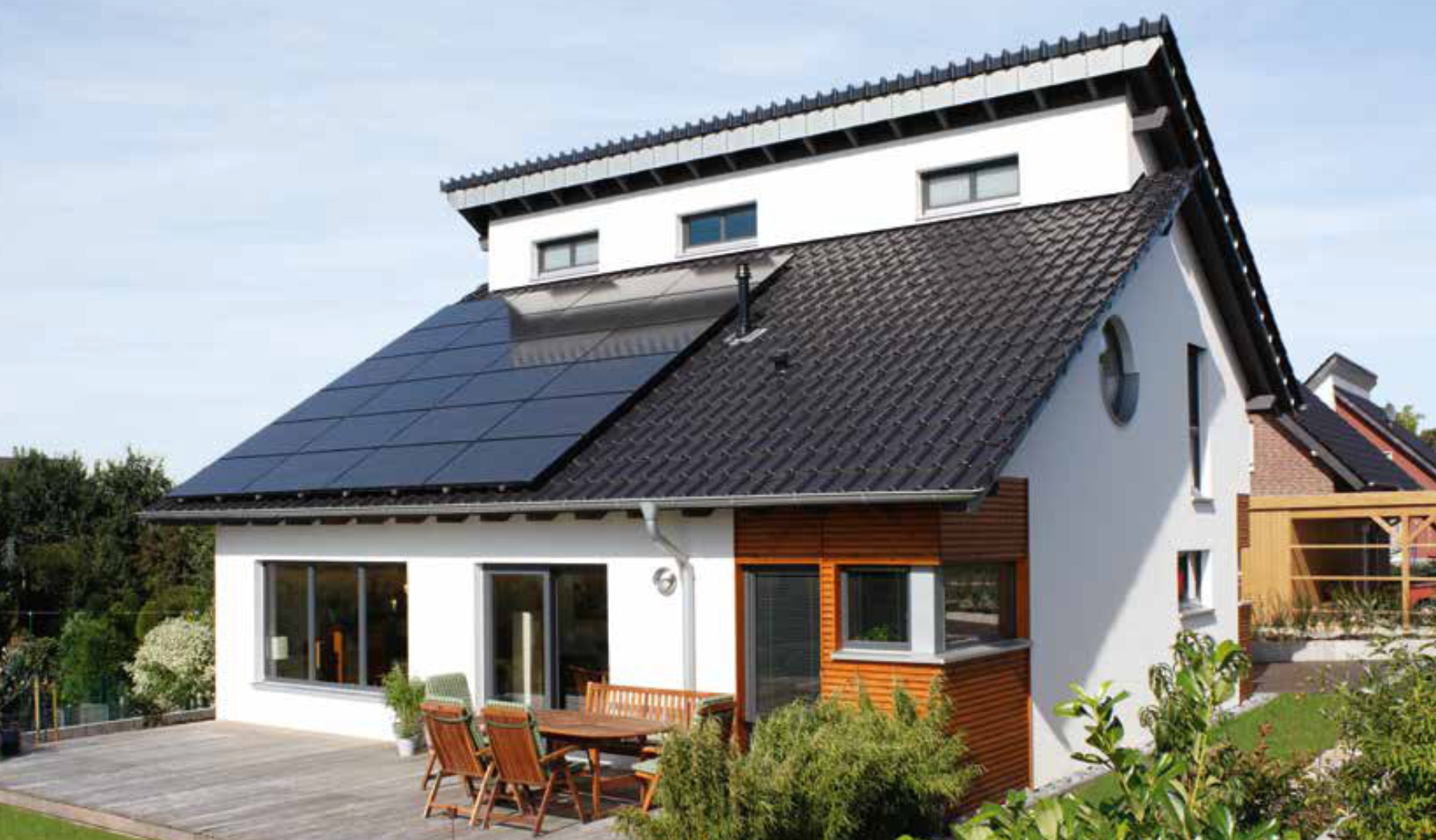 Vivienda con placas solares fotovoltaicas Viessmann Vitovolt en el tejado