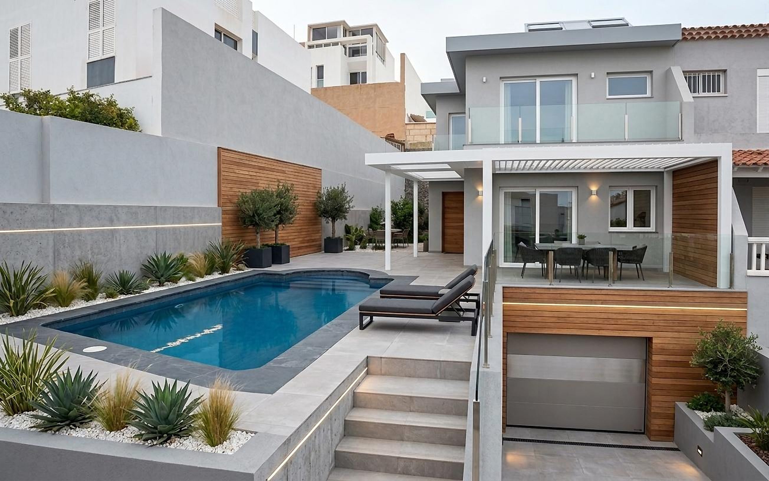 Piscina con solárium y tumbonas en el jardín de una casa moderna con pérgola